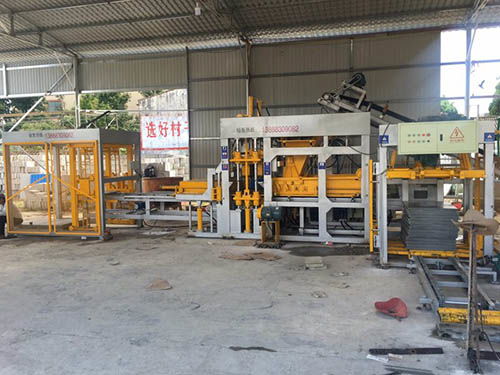 安寧半自動(dòng)免燒磚機(jī)生產(chǎn)廠家服務(wù)為先，昆明空港經(jīng)濟(jì)區(qū)創(chuàng)茂塑料制品廠柜臺(tái)