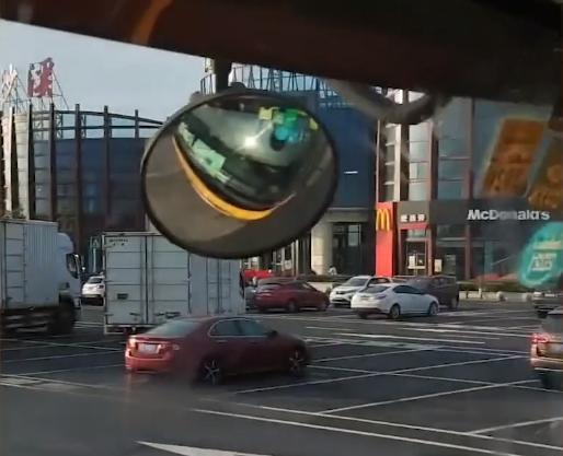 服務(wù)區(qū)停車場(chǎng)現(xiàn)遺棄包裹，司機(jī)警示 這個(gè)東西不能撿